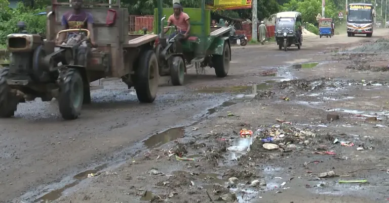 সংস্কার নেই সাতক্ষীরা সদর থেকে কালীগঞ্জ সড়ক